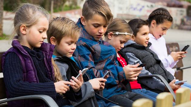 Rodiče by měli svým potomkům zakázat zasílání osobních fotografií komukoli, nedovolit přidávání se k neznámým skupinám na Whatsappu a jiných aplikacích a omezit v nich úroveň soukromí na vysoký stupeň zabezpečení. Foto ilustrační.