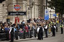 Lidé čekají na smuteční průvod v Londýně