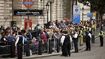 Lidé čekají na smuteční průvod v Londýně