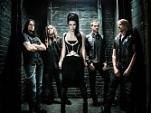 Gothic-rocková formace Evanescence, kterou vede zpěvačka Amy Lee, je u nás velmi populární. Se singlem My Heart Is Broken v posledních týdnech například dominovala hitparádě T-Music Chart, loňské eponymní album, z něhož zmíněný singl pochází, se ihned po 