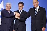 Francouzský prezident Sarkozy si na summitu potřásá rukama s palestinským prezidentem Abbásem a izraelským premiérem Olmertem.