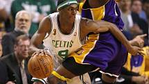 Bostonský Rajon Rondo obchází Lamara Odoma z LA Lakers.