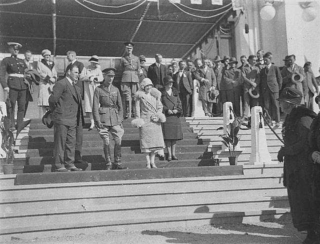 Vévoda a vévodkyně z Yorku při slavnostním otevření nové budovy parlamentu v roce 1927 v Canbeře