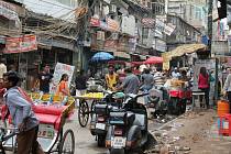 Dillí, Indie - rušná tržiště plná lidí jsou pro tuto zemi typická