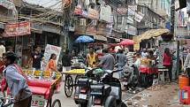 Dillí, Indie - rušná tržiště plná lidí jsou pro tuto zemi typická