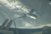 Loď Cygnus u stanice ISS - Na snímku NASA robotická paže Mezinárodní vesmírné stanice.