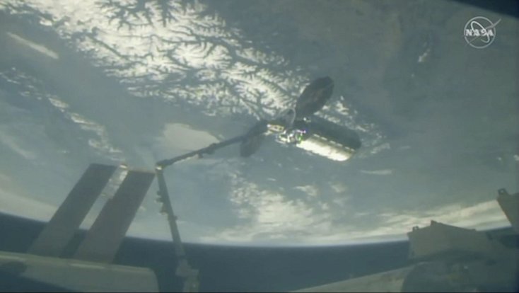 Loď Cygnus u stanice ISS - Na snímku NASA robotická paže Mezinárodní vesmírné stanice.