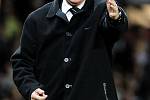 Sir Alex Ferguson, trenér Manchesteru United, diriguje svůj tým proti Arsenalu.