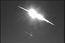 Meteority prozářily noční oblohu nad Anglií. Podle prvotních odhadů dopadly severně od Cheltenhamu