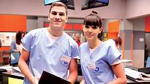 David Gránský jako doktor Maty Bojan v seriálu Primy Modrý kód prožívá složitý milostný vztah s kolegyní Veronikou Jánskou (Vanda Chaloupková).