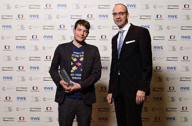 Cenu RWE pro objev roku převzal Štěpán Altrichter (režisér a spoluscenárista filmu Schmitke) z rukou českého šéfa RWE Martina Herrmanna (vpravo).