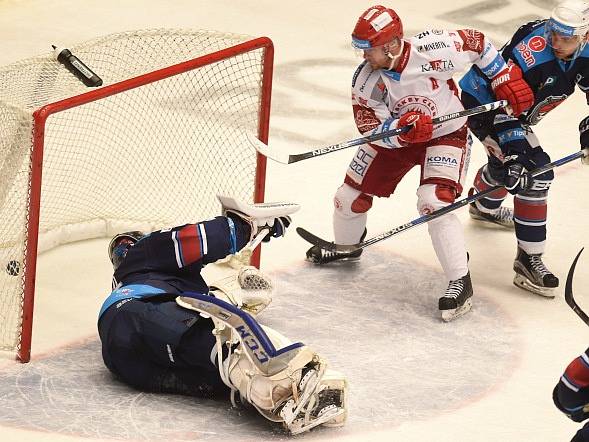 34. kolo extraligy: Oceláři Třinec - Piráti Chomutov 3:1.