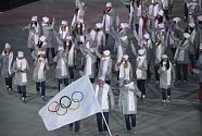 Ruští sportovci nastoupili kvůli dopingovému trestu pod olympijskou vlajkou.