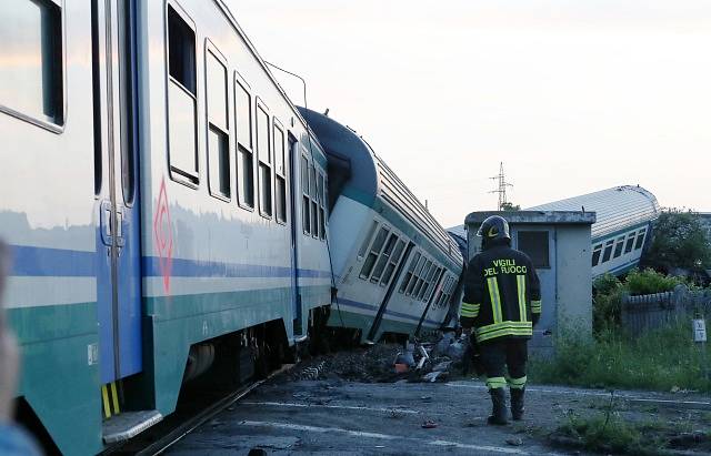 Při srážce s kamionem u severoitalské obce Caluso vykolejily tři vagóny.