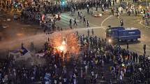 Rumunské protesty proti vládě vyústily v násilné střety