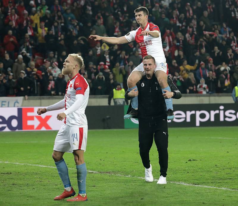 Fotbalisté Slavie se radují z postupu do čtvrtfinále Evropské ligy.