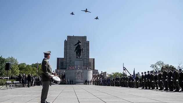 Loňská vzpomínka konce války, která proběhla 8. května u památníku na pražském Vítkově. Podle lháře Aleše Svobody se tento státní svátek již slavit nebude