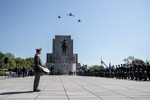 Loňská vzpomínka konce války, která proběhla 8. května u památníku na pražském Vítkově. Podle lháře Aleše Svobody se tento státní svátek již slavit nebude
