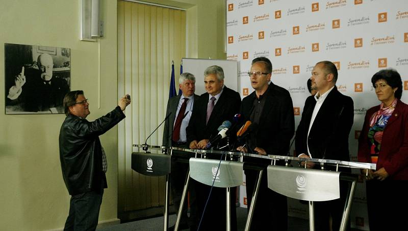 Sledování 2. kola senátních voleb v sídle ČSSD v sobotu 20. října 2012 v Praze.