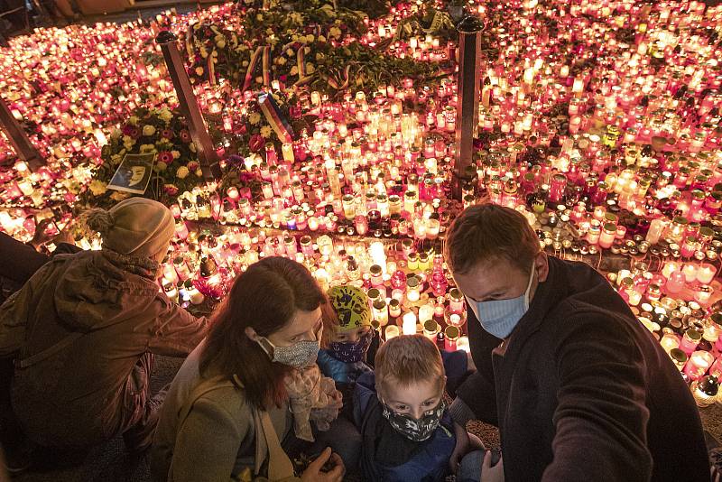 Lidé zapalovali svíčky u památníku na Národní třídě u příležitosti 31. výročí Sametové revoluce v Praze 17. listopadu.