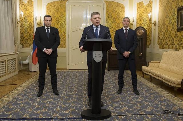 Robert Fico. V pozadí vlevo Andrej Danko, předseda parlamentu a šéf strany SNS. Vpravo Béla Bugár, šéf strany Most-Híd.