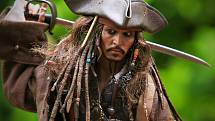 Johny Depp jako Jack Sparrow ve filmu Piráti z Karibiku. Kvůli rozvodu s Amber Heardovou přišel o roli v lukraticní sérii Fantastická zvířata