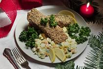 Smažený kapr s bramborovým salátem - tradiční česká štědrovečerní večeře