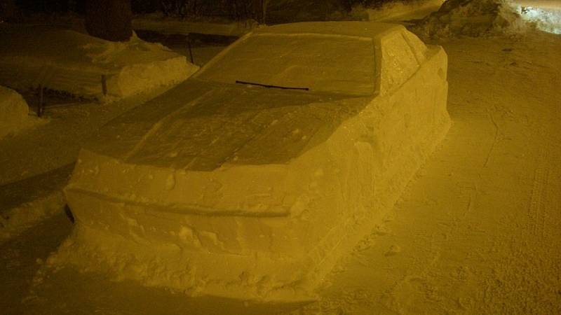 Toyota Supra postavená ze sněhu.