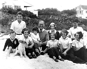 Rodina Kennedyů v roce 1931. Otec Joseph uprostřed, zcela vlevo Robert Kennedy, pozdější ministr spravedlnosti a kandidát na prezidenta, zcela vpravo John F. Kennedy, legendární americký prezident zavražděný v Dallasu