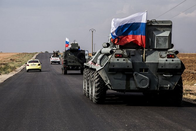 Ruská armáda projíždí blízko hrani Sýrie s Tureckem (na snímku z 27. října 2019).