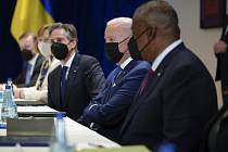 Prezident USA Joe Biden, američtí ministři obrany Lloyd Austin (vpravo) a zahraničí Antony Blinken (třetí zprava) se setkali 26. března ve Varšavě s představiteli ukrajinské vlády