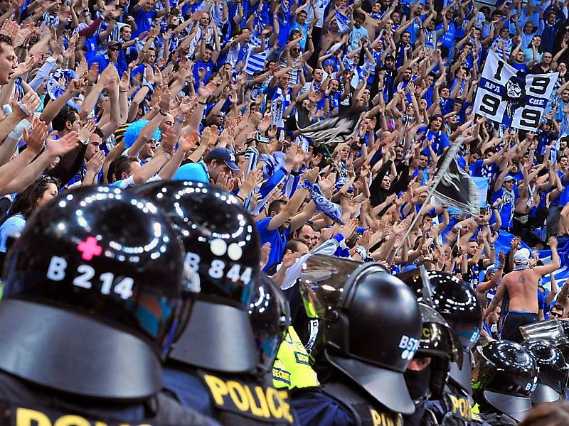 Policejní těžkooděnci hlídaní fanoušky Iraklisu Soluň při finále Final Four v Praze.