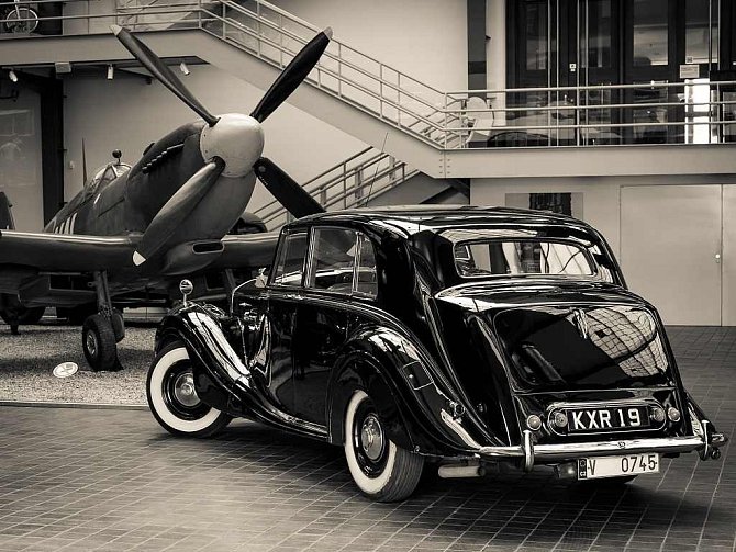 Národní technické muzeum vystavuje historické vozy Bentley a Rolls-Royce.
