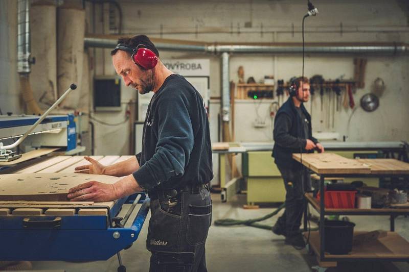 Původně ve firmě Wuders začínali se zakázkovou výrobou, dnes už se soustředí výhradně na výrobu „bytelného“ kusového nábytku z masivu, na němž vynikne kresba dřeva a promyšlený design.