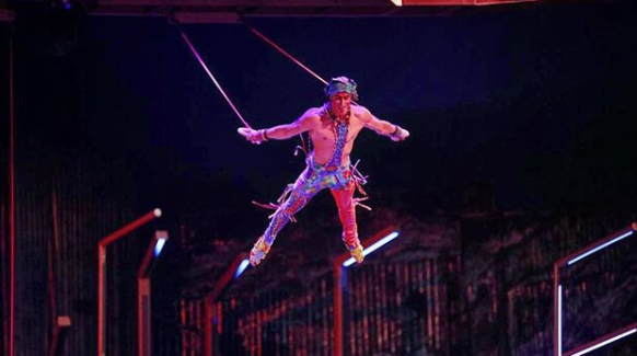 Yann Arnaud během vystoupení Cirque du Soleil