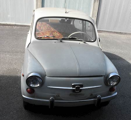 Jednou z nejzajímavějších nabídek je tento Fiat 600 z roku 1969. Vyvolávací cena je 80 000 Kč