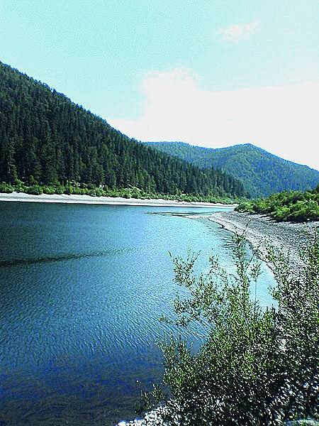 Váh. Nejdelší slovenská řeka je pro vodáky zajímavá od soutoku Bieleho a Čierneho Váhu.
