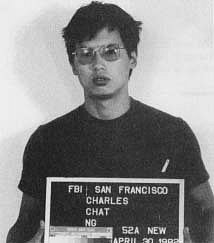 Sériový vrah Charles Ng v roce 1982, kdy byl zatčen a vyšetřován pro nelegální obchodování se zbraněmi. O dva roky později začal s komplicem Leonardem Lakem vraždit.