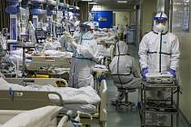 Zdravotníci ošetřují pacienty s koronavirem v nemocnici v čínském městě Wu-chan