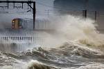 Vysoké vlny a prudký vítr vyvolaly povodně na jihozápadním pobřeží Anglie