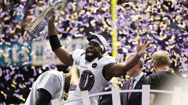 Ed Reed Ed Reed z Baltimore Ravens s trofejí pro vítěze slavného Super Bowlu.