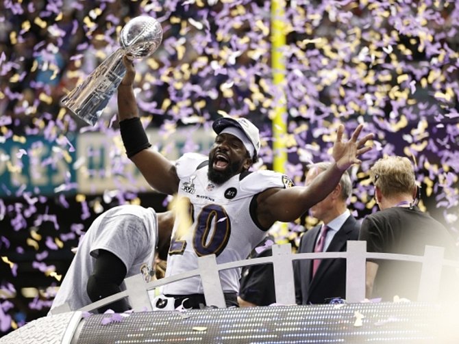 Ed Reed Ed Reed z Baltimore Ravens s trofejí pro vítěze slavného Super Bowlu.
