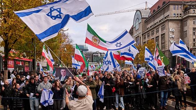 Proti rostoucímu antisemitismu v Německu demonstrovaly 19. listopadu v Berlíně stovky lidí
