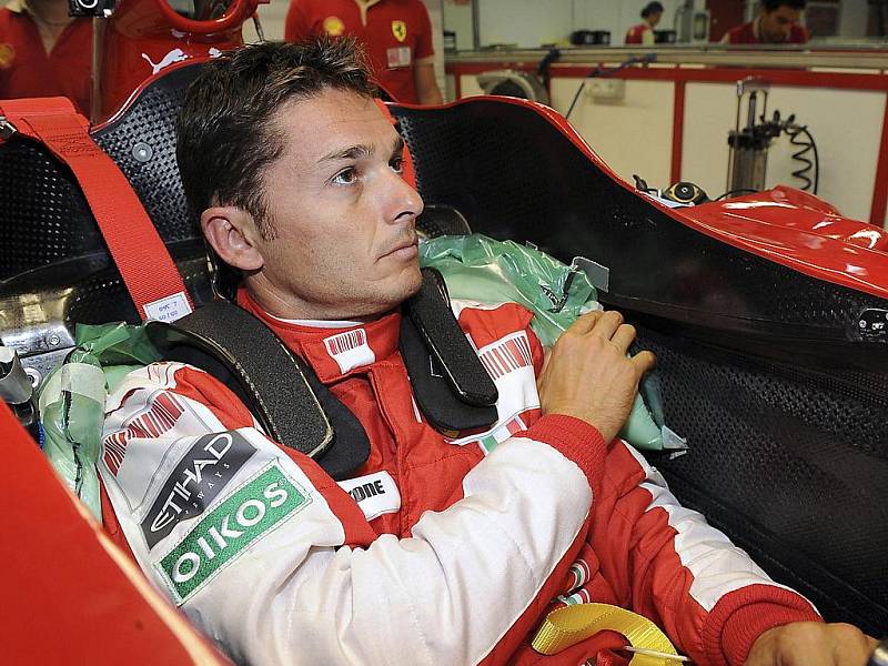 Giancarlo Fisichella si zkouší kokpit Ferrari.