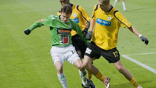 Jablonecký útočník David Lafata (v zeleném) se snaží uniknout fotbalistům Bohemians Praha Dmitriji Lencevičovi (vpravo ) a Jimmymu Modesteovi.