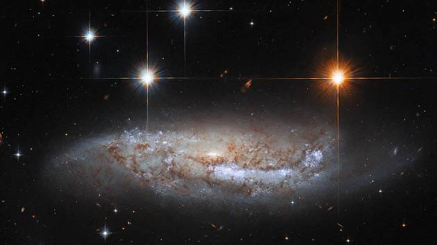 Hvězdy galaxie NGC 3568 víří ve spirálovitém tvaru