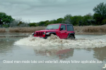 Jeep Wrangler projíždějící v reklamě skrz vodu.