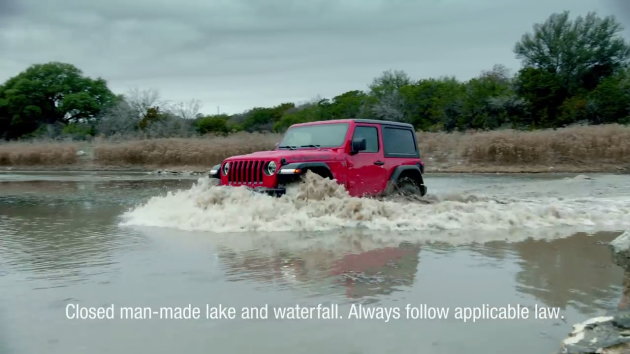 Jeep Wrangler projíždějící v reklamě skrz vodu.