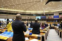 Poslanci Evropského parlamentu tleskají po projevu ukrajinského prezidenta Volodymyra Zelenského, 1. března 2022