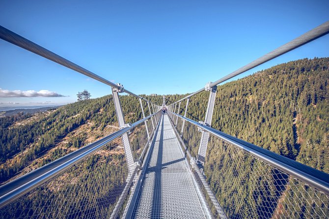 Visutý most Sky Bridge 721 v areálu Dolní Morava je i dva roky po otevření hojně navštěvovanou atrakcí. Za tuto dobu se zatím jiné stavbě nepodařilo překonat jeho rekordní délku